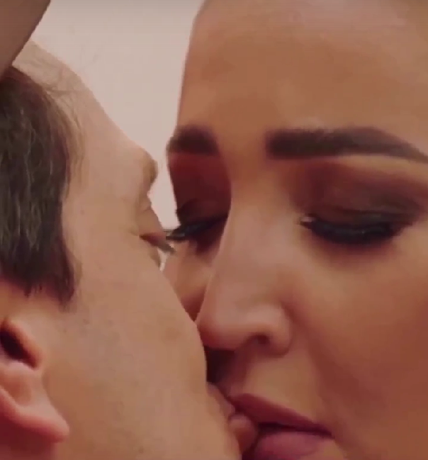 Ольга Бузова отшлепала поцеловавшего её комика Дорохова