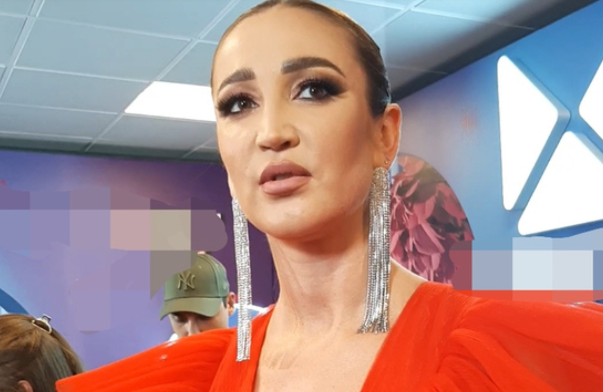 Ольга Бузова отшлепала поцеловавшего её комика Дорохова Ольга Бузова отшлепала поцеловавшего её комика Дорохова