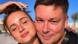 как Андрей Чуев и его жена Виктория Морозова накануне отметили пятилетие своего брака, написав совместный пост из Египта. В честь важного события эк-участник Дома 2 подарил жене деревянные бусы, ведь такую свадьбу принято называть деревянной. Несмотря на разницу в возрасте Чуевы считают, что научились искать компромиссы и сделали друг другу главный подарок – свою семью, в которой растет сын Александр, активно помогающий своей маме вести её кулинарный блог. «Было всякое; но к счастью у нас у двоих хватает мозгов в трудные моменты искать компромиссы и делать все как хочет Андрей» - признается Виктория Чуева-Морозова. Тем более, что её мама присматривает за бабушкой Андрея, пока остальные члены семьи живут в Египте, где работает бывший участник Дома 2. Нашли свое счастье Андрей и Виктория Чуевы?
