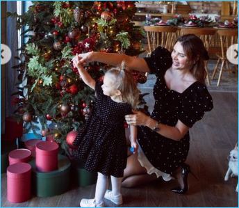 Элла Суханова уговорила мужа на новогоднюю фотосессию Элла Суханова уговорила мужа на новогоднюю фотосессию