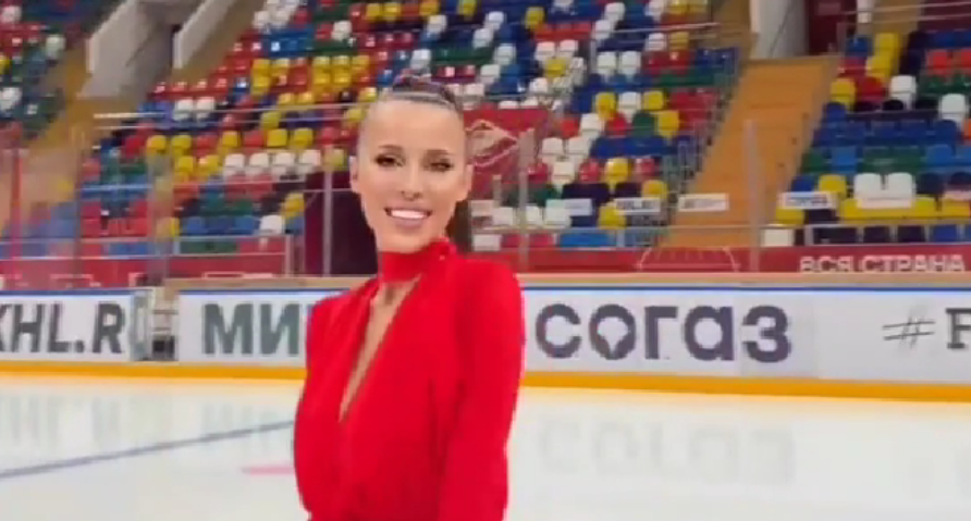 Татьяна Строкова отбивается от антифанатов после своего выступления на хоккее