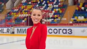 Экс-участница дома 2 Татьяна Строкова отбивается от антифанатов после своего выступления на хоккее