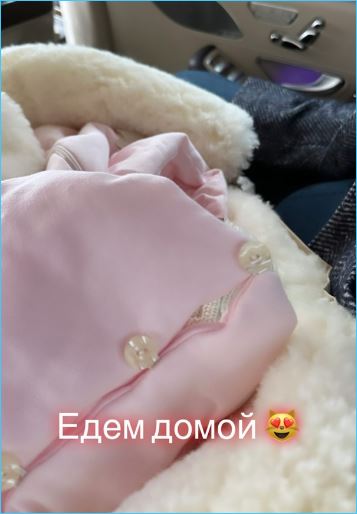Ольгу Орлову с дочкой Анютой выписали из роддома