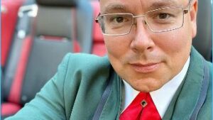 как Андрей Чуев не может вернуться домой из-за своей работы