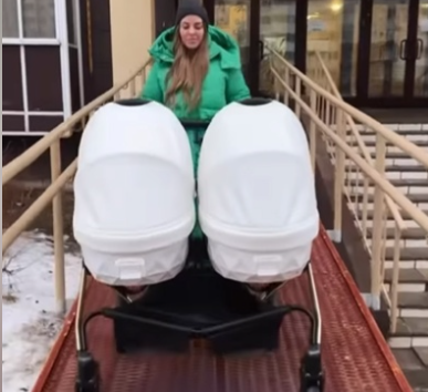 Юлия Ефременкова доказывает подписчицам, что Мондезир не няня, а отец её детей