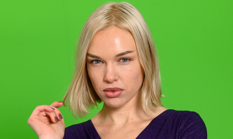 Анастасия Петраковская сбрила брови, поспорив с Катей Гориной