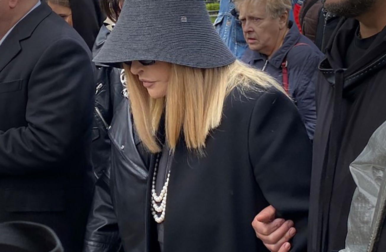 Пугачеву похоронили. Пугачева в Москве на похоронах Юдашкина. Пугачева на похоронах Юдашкин.