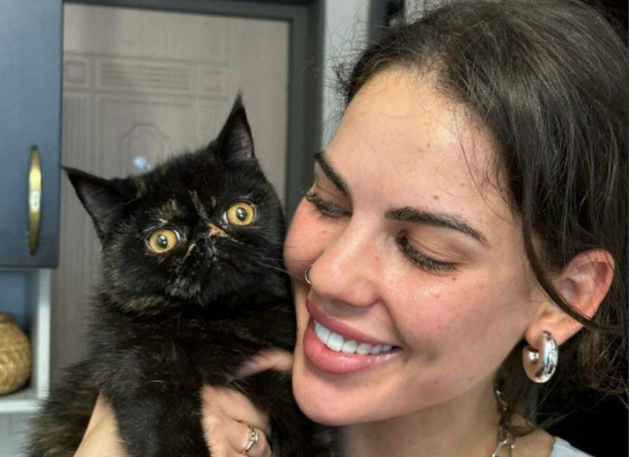 Михаил Козлов подарил Алёне Опенченко кошку на годовщину отношений