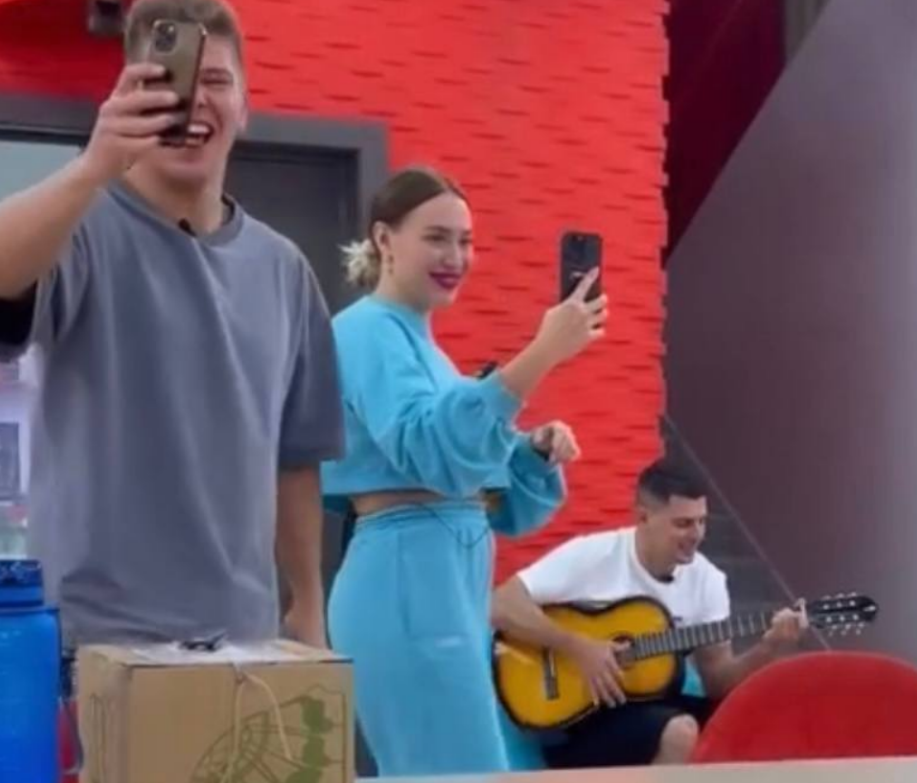 Бухынбалтэ и Барзиков предпочитают разное общество Бухынбалтэ и Барзиков предпочитают разное общество