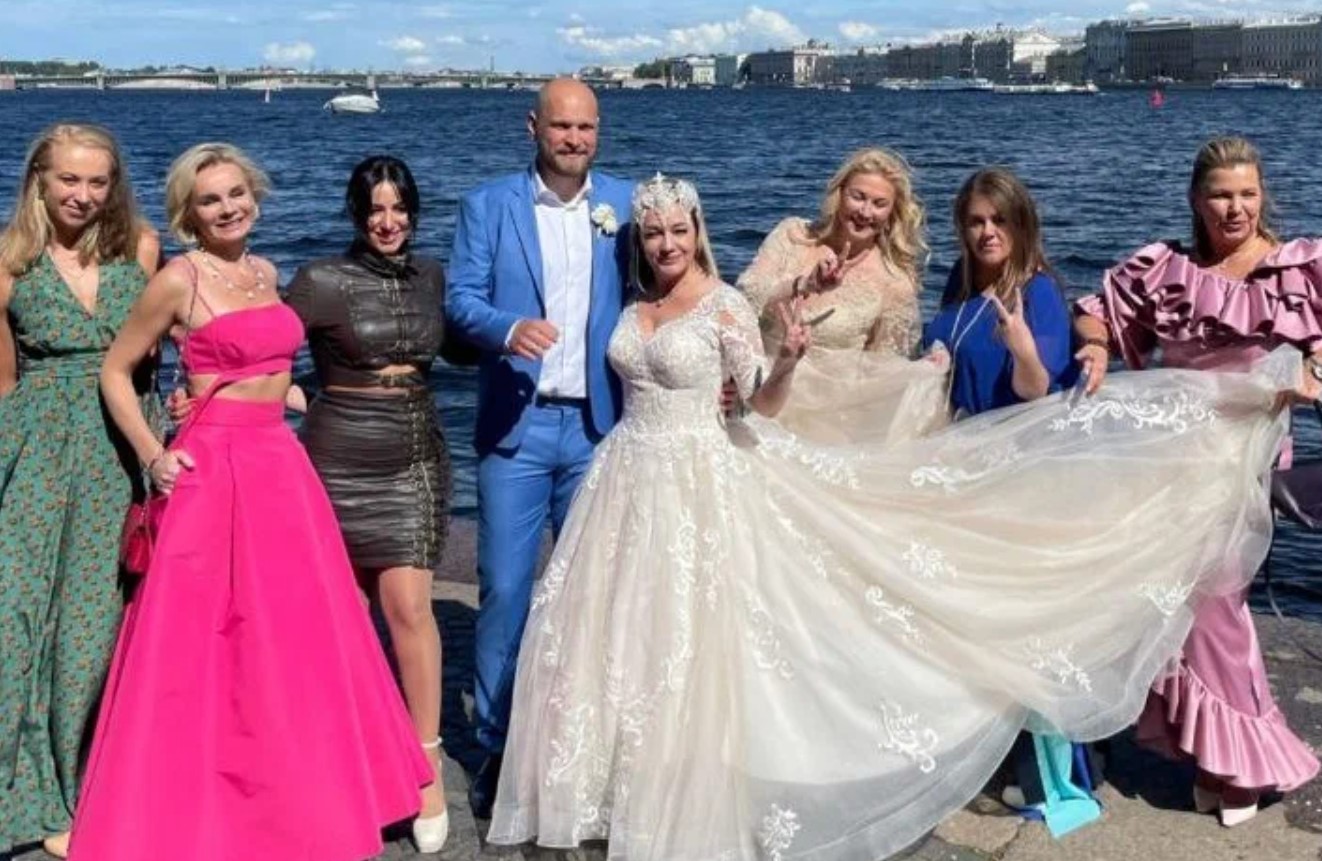 Татьяна Буланова удивила поклонников белым свадебным платьем