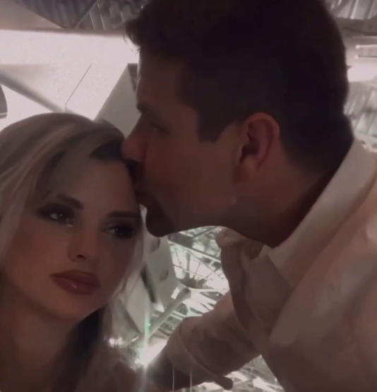 Дмитренко не расстался с Самониной, Рапунцель подаёт на алименты Дмитренко не расстался с Самониной, Рапунцель подаёт на алименты