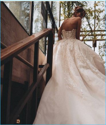 Яна Захарова возмещает расходы на свадьбу и продает платье невесты за 120 тысяч рублей