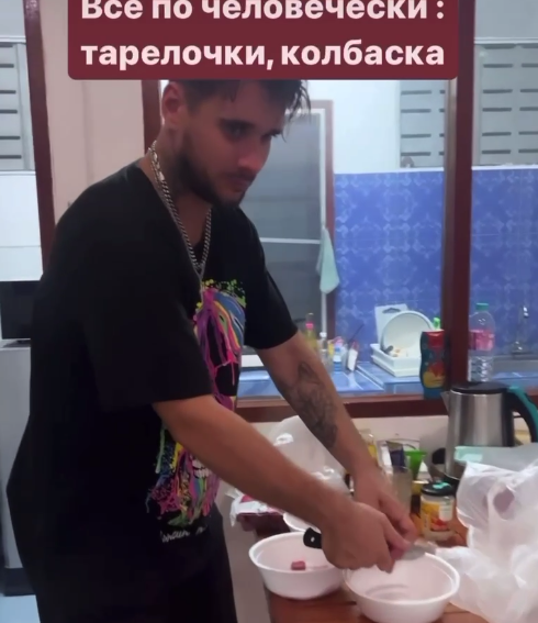 Ромашовы отметили День кошек, открыв кошачью столовую в Таиланде