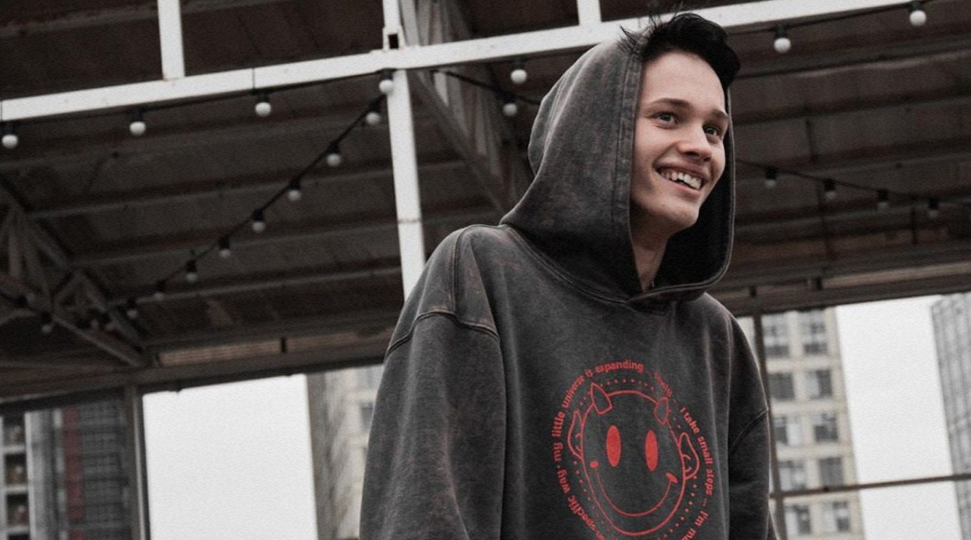 Певец обезголосел почему. Певец обезголосел почему. Безударная гласная в суффиксе. Певец обезголосел почему. Певец обезголосел почему.