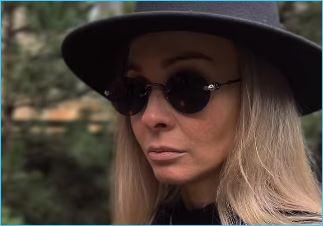 Наталья Варвина поздравляет Влада Кадони с успехом его авторского телешоу