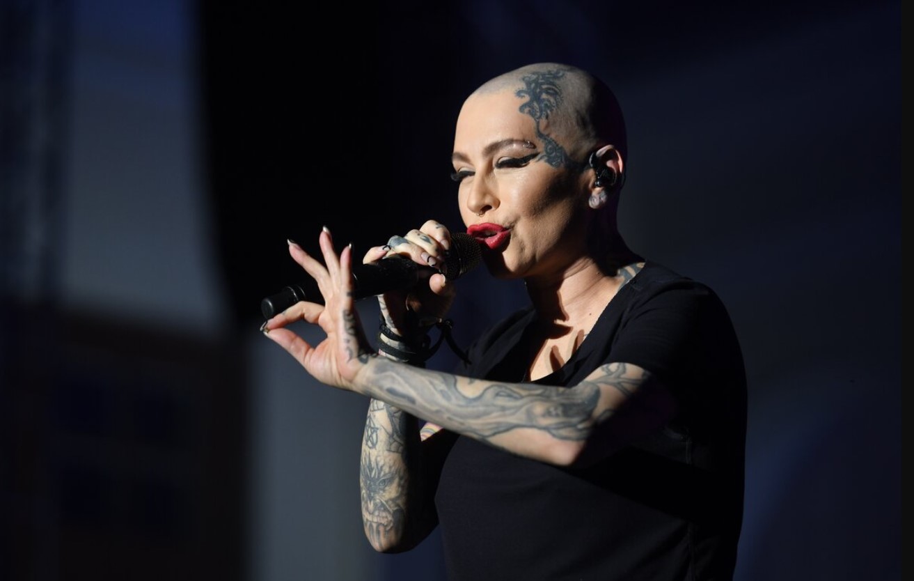 Наргиз Закирова планирует сжечь российский паспорт своего мужа