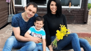 Стало известно, что пока Александр Гобозов в тюрьме, его жену, маму и Алиану Устиненко пригласили на Первый канал