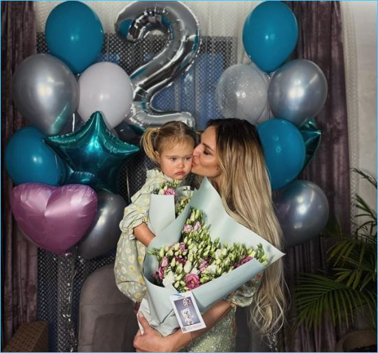 Младшей дочке Александра Задойнова исполнилось 2 года, радуется его жена Ксения