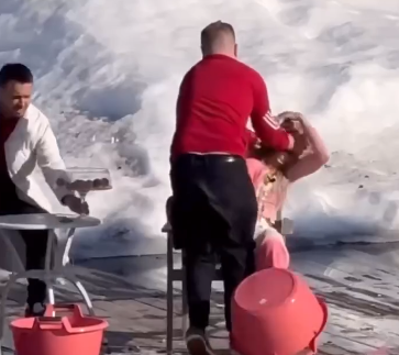 Во время жестоких конкурсов над Кенели издеваются парни Дома 2