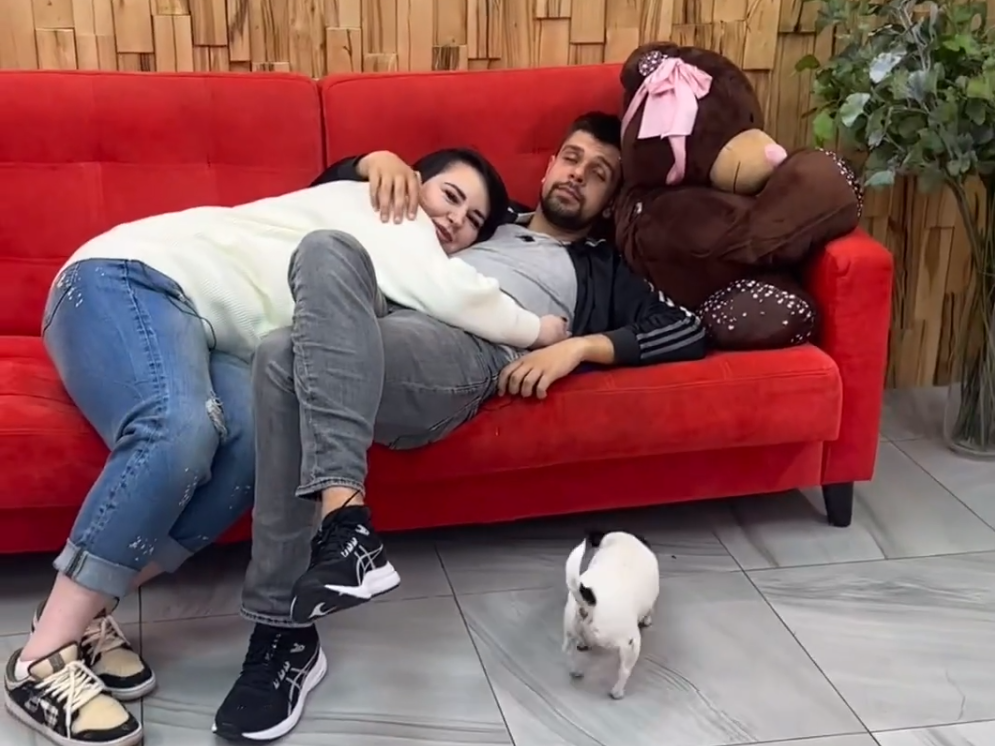 Саша Черно охраняет 