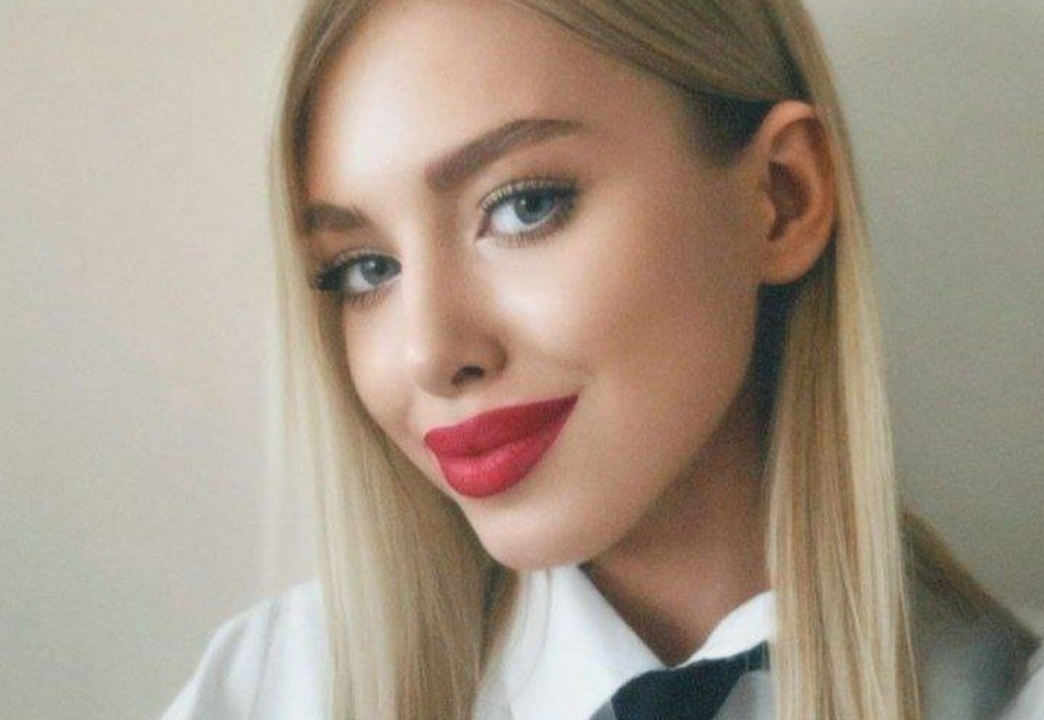 Лиза Субботина прошла собеседование на бортпроводницу Лиза Субботина прошла собеседование на бортпроводницу