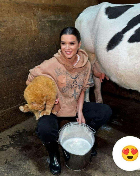 Ксения Бородина показала фанатам, как доит корову в алтайской деревне