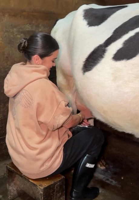 Ксения Бородина показала фанатам, как доит корову в алтайской деревне