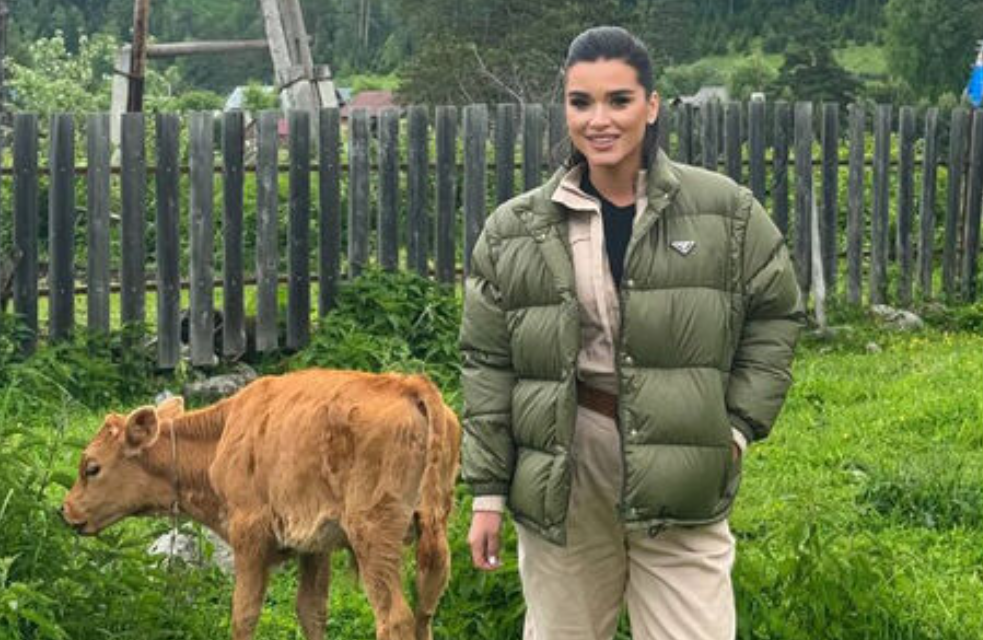 Ксения Бородина показала фанатам, как доит корову в алтайской деревне Ксения Бородина показала фанатам, как доит корову в алтайской деревне