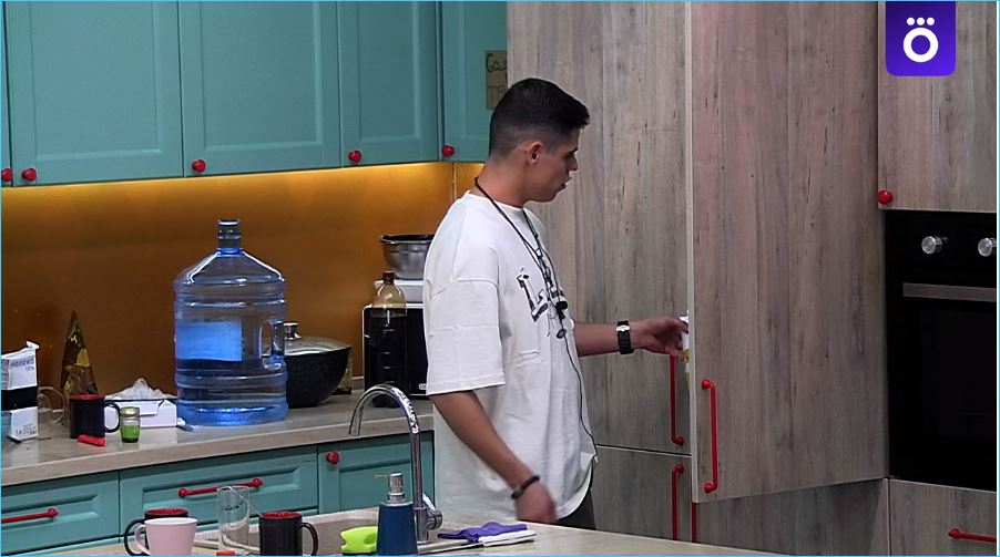 Максим Зарахович уверяет, что скандалит с Рахимовой по сценарию Максим Зарахович уверяет, что скандалит с Рахимовой по сценарию