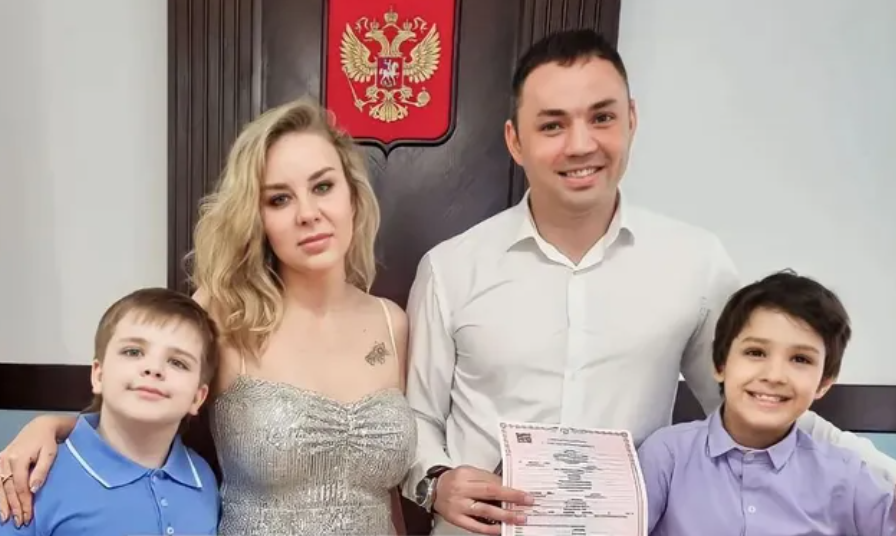 Александр Гобозов вспомнил, как оплачивал лечение мамы Алианы Устиненко