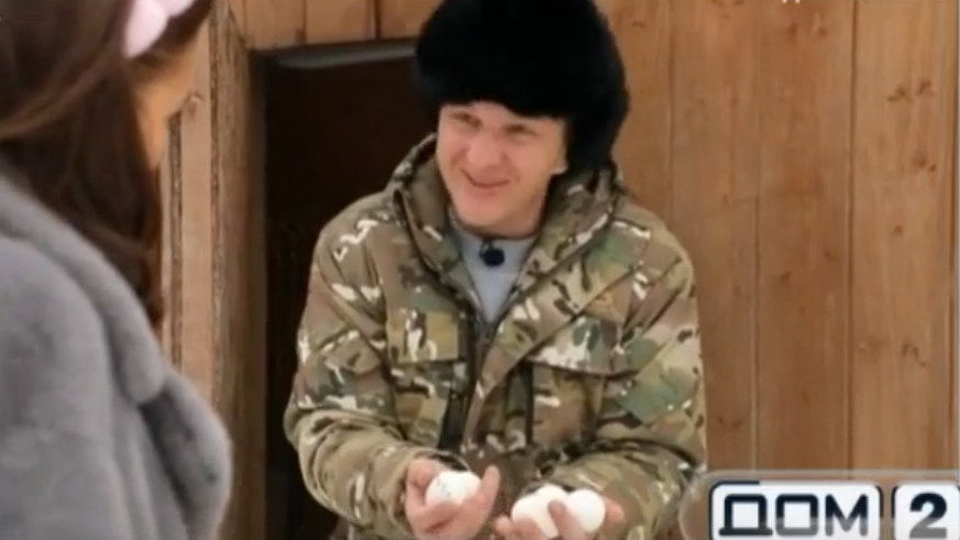 Андрей Черкасов подбирает название яйцам кур Ильи Яббарова