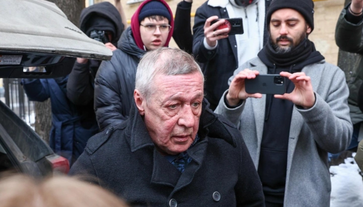Михаил Ефремов пытается избегать общения с журналистами