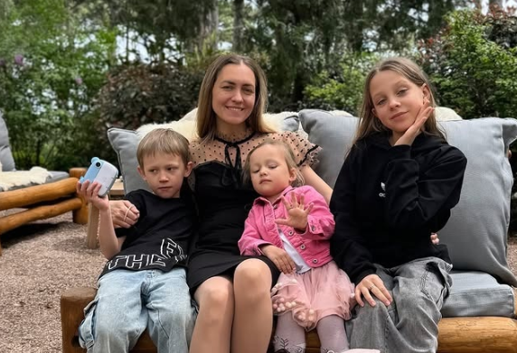 Стало известно, на какие средства Мария Круглыхина с детьми отдыхает в Ялте