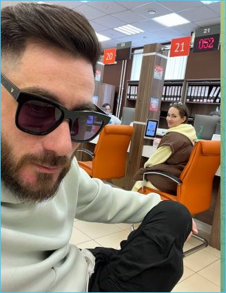 Тигран Салибеков решает вопрос с регистрацией в столице своей жены Виктории