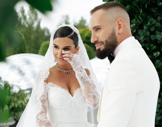 Ксения Бородина объяснила, почему её муж на свадьбе обнимал других женщин