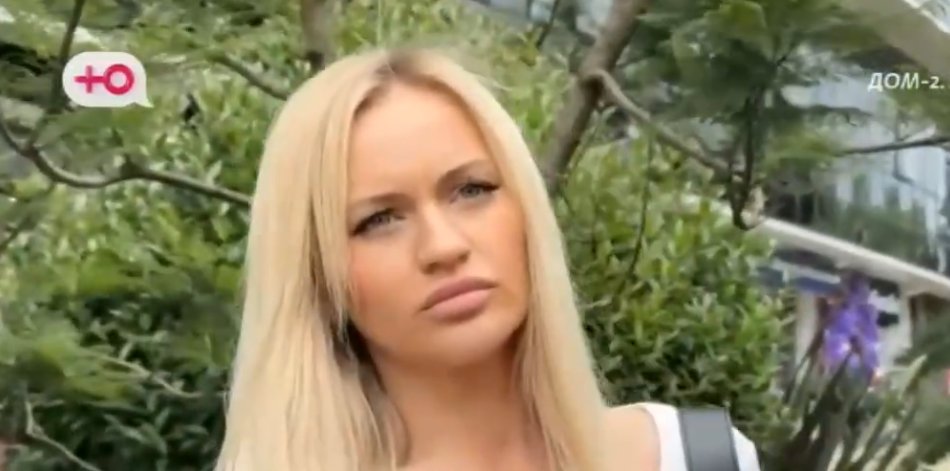 Элина Рахимова привезла маму к пластическому хирургу