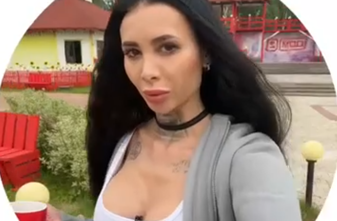 Клавдия Безверхова дала парню из пары потрогать грудь
