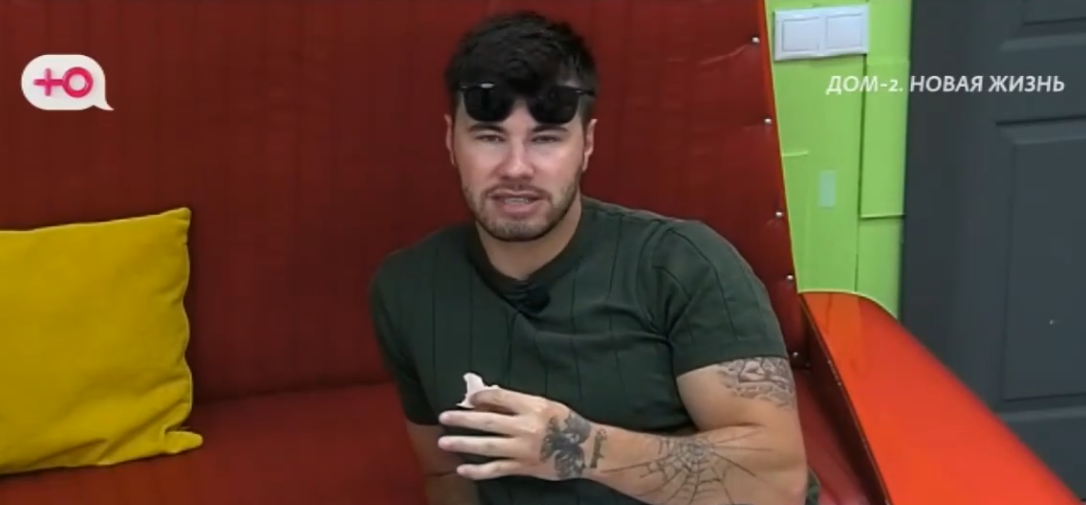 Сергей Хорошев выгоняет одинокую Квашникову из комнаты Сергей Хорошев выгоняет одинокую Квашникову из комнаты