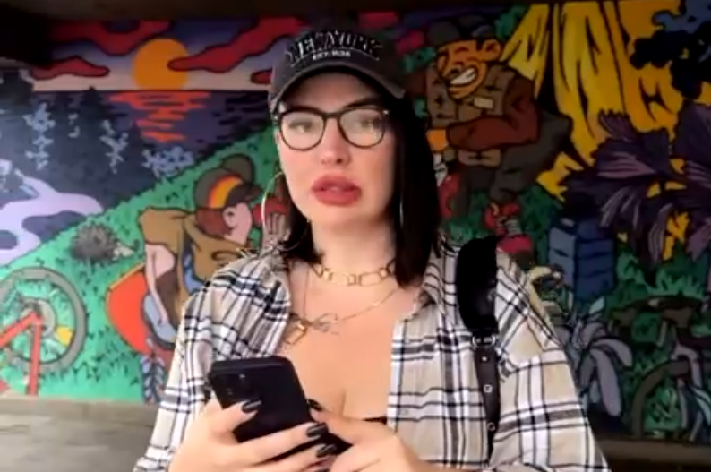 Александра Черно действует по примеру Анны Калашниковой, не показывая ребёнка