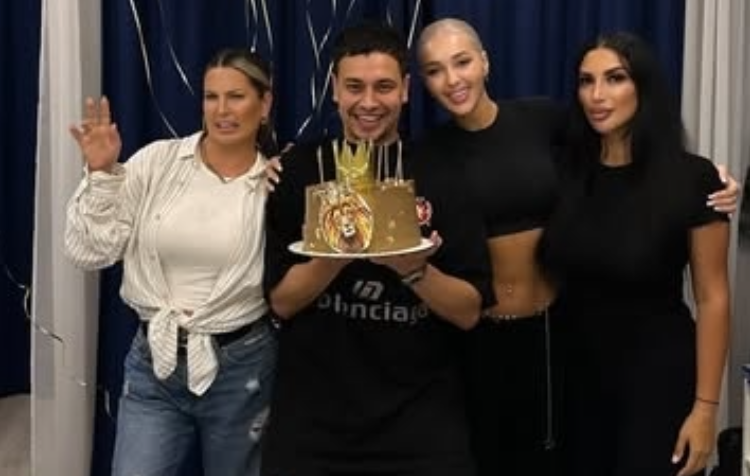 Даниил Сахнов может помирить Настю Голд и Настю Стецевьят на своём дне рождения Даниил Сахнов может помирить Настю Голд и Настю Стецевьят на своём дне рождения