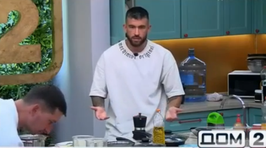 Элина Рахимова помогает Григорьеву выбрать дом для празднования юбилея