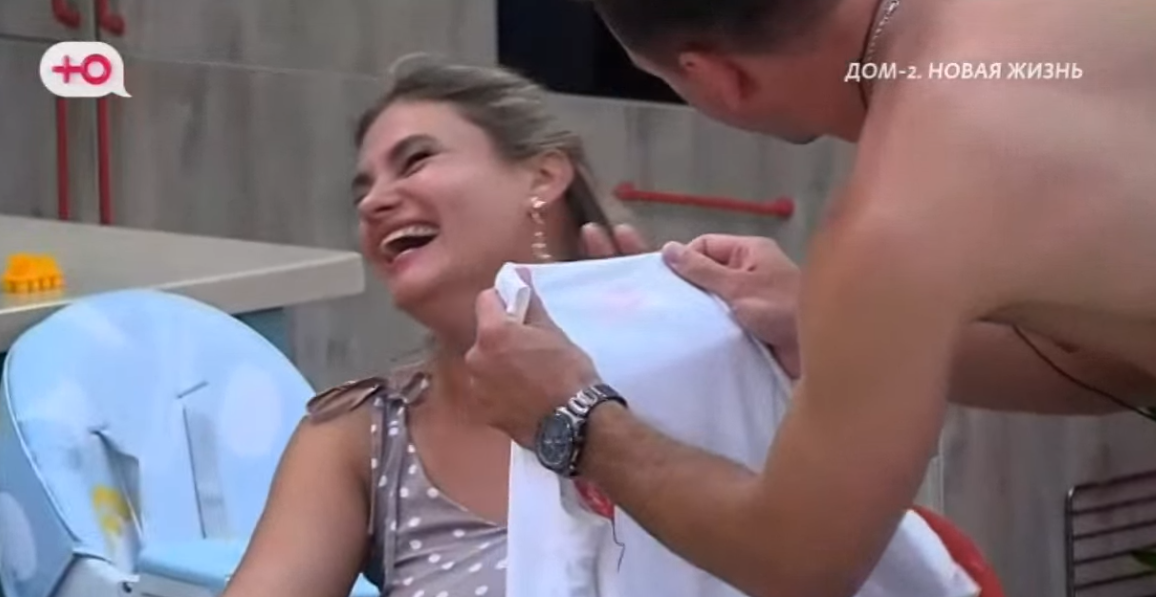 Луковкин провел расследование, чья помада на его футболке Луковкин провел расследование, чья помада на его футболке