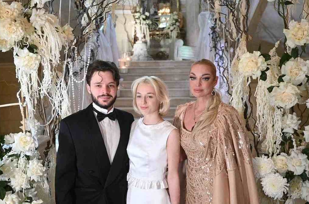 Анастасию Волочкову не пригласили на свадьбу дочери Анастасию Волочкову не пригласили на свадьбу дочери