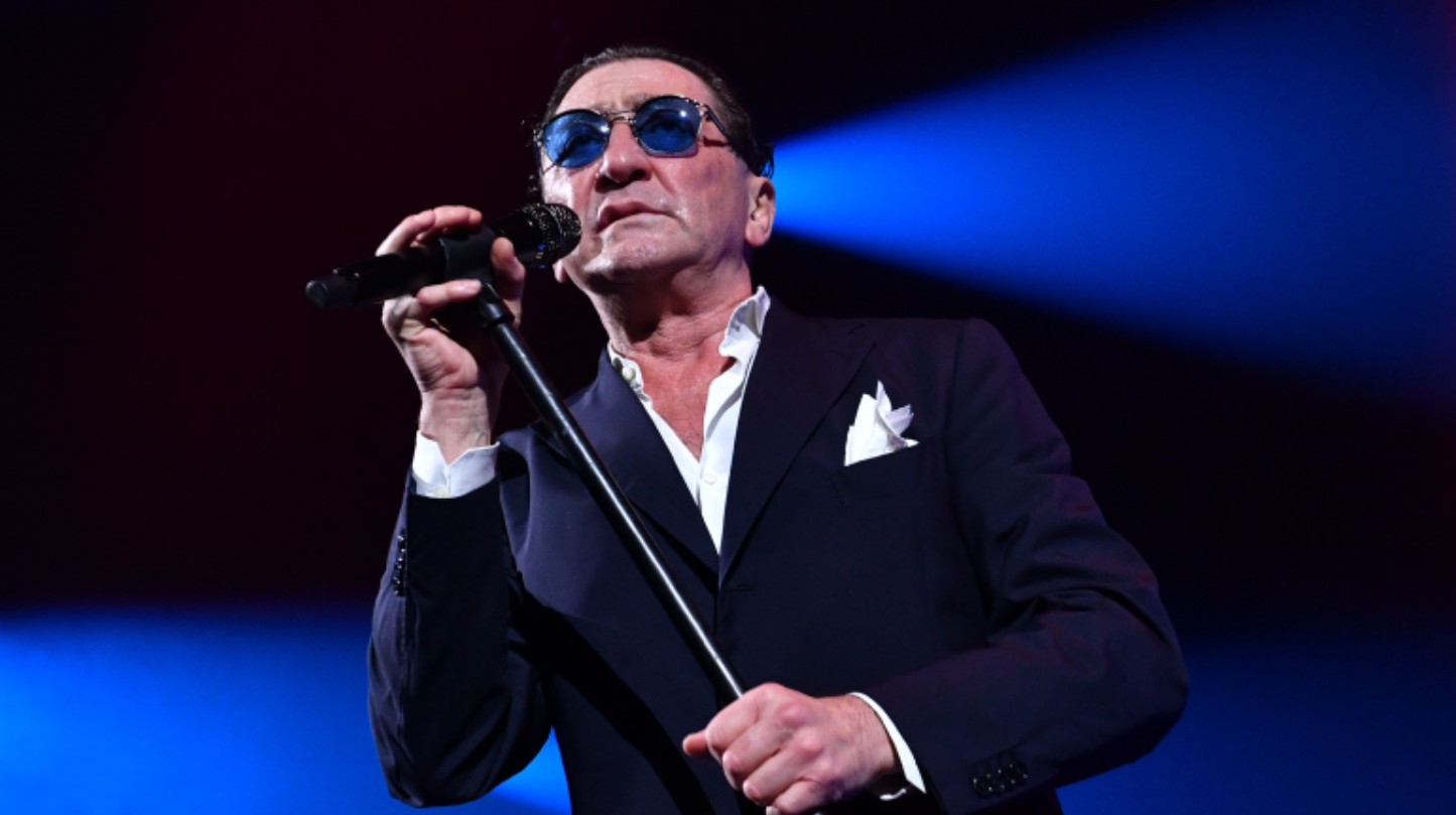 Григорий Лепс столкнул подростка со сцены Григорий Лепс столкнул подростка со сцены