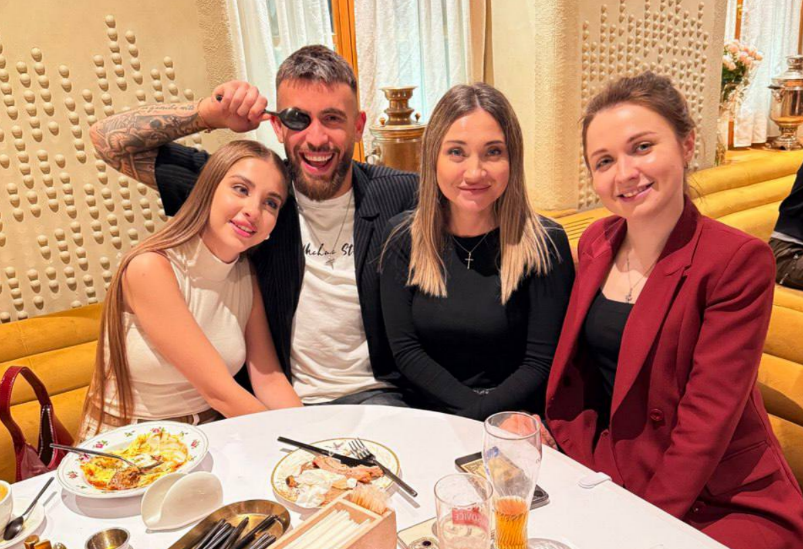 Григорьева поджидает Саша Черно после его возвращения из Хабаровска в Москву