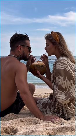 Анастасия Ромашова похвастала именным подарком от мужа Евгения на 4 годовщину свадьбы