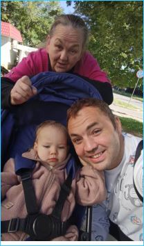 Ольга Васильевна рада приезду сына Александра Гобозова с внучкой Ольга Васильевна рада приезду сына Александра Гобозова с внучкой