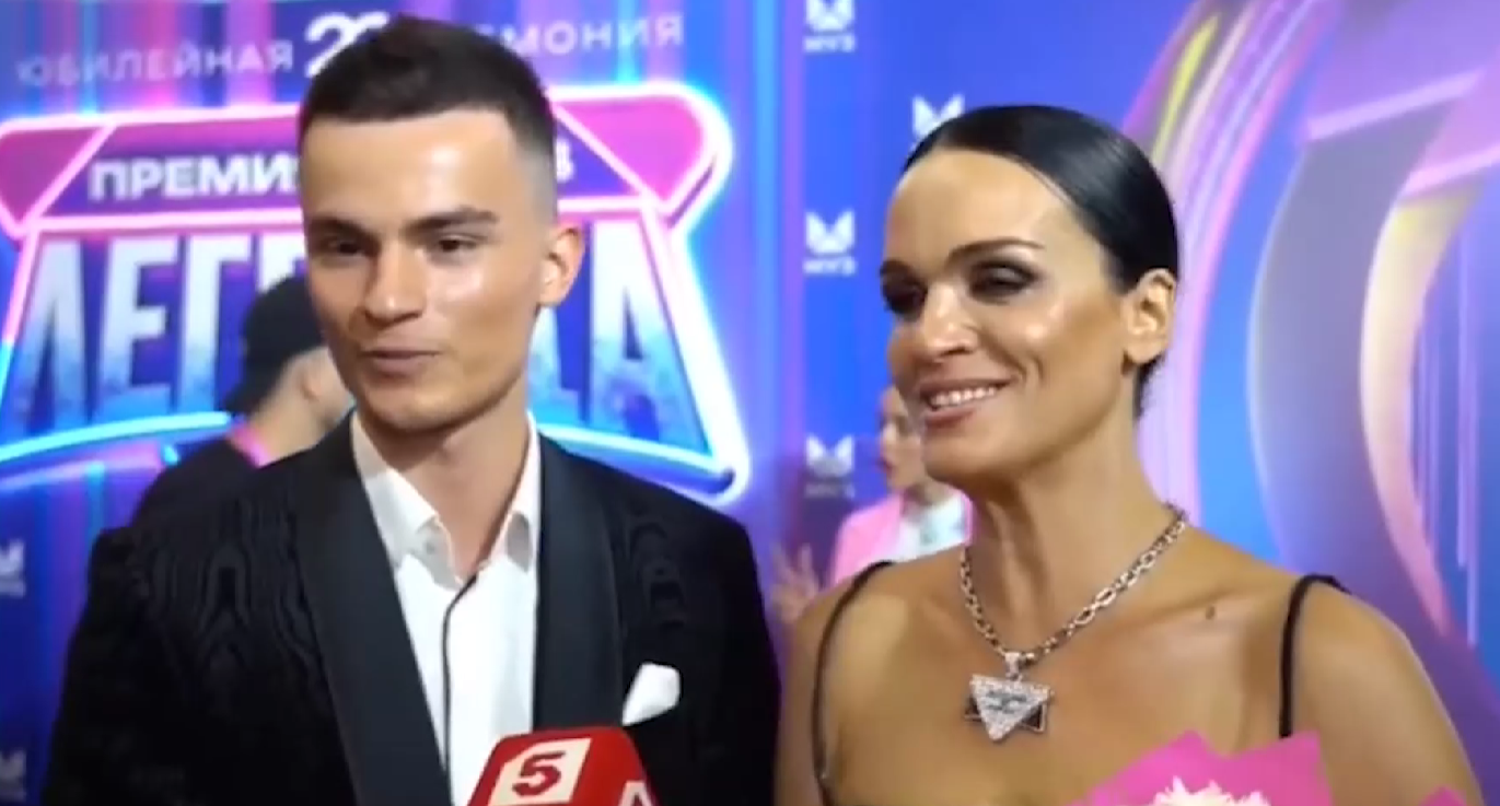 Слава и Серж выступили с новым хитом на Поляне Дома 2 Слава и Серж выступили с новым хитом на Поляне Дома 2