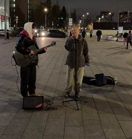 Дмитрий Луковкин заставил Филиппову выступать на улице? Дмитрий Луковкин заставил Филиппову выступать на улице?