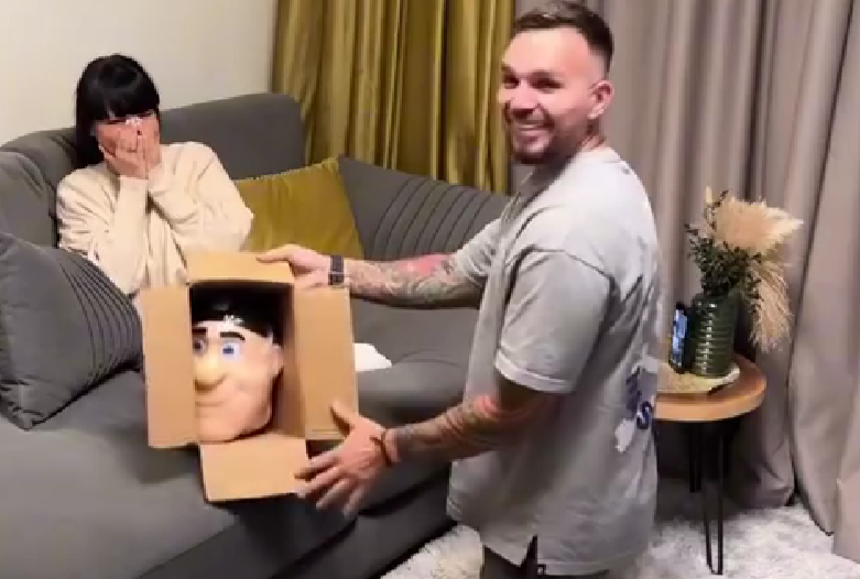 Нелли Ермолаева получила от мужа странный подарок Нелли Ермолаева получила от мужа странный подарок